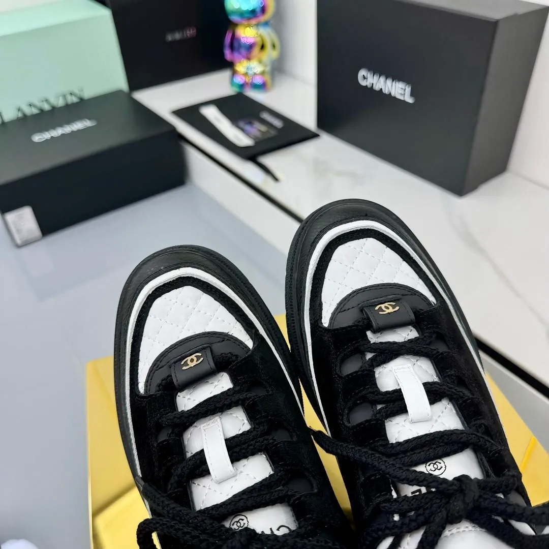 👟👟Ex-factory price 600👟👟 CHANEL 25C early autumn vacation style new casual shoes. A pair of comfortable shoes can reduce the fatigue on your feet. The new style is very versatile, whether it is daily wear or a sister party. It can be easily used for commuting in the workplace, outdoor sports and various occasions. It can increase the height, straighten the legs, modify the shape of the feet, is comfortable and comfortable without rubbing the feet, and has good breathability. It can also be worn in summer. Office workers can also easily own it when wearing it. The fabric is pebbled cowhide + plaid pad to show off sheepskin. The original open-molded rubber foam outsole! size: 35-40 (41 customized, non-refundable and non-exchangeable) 👉